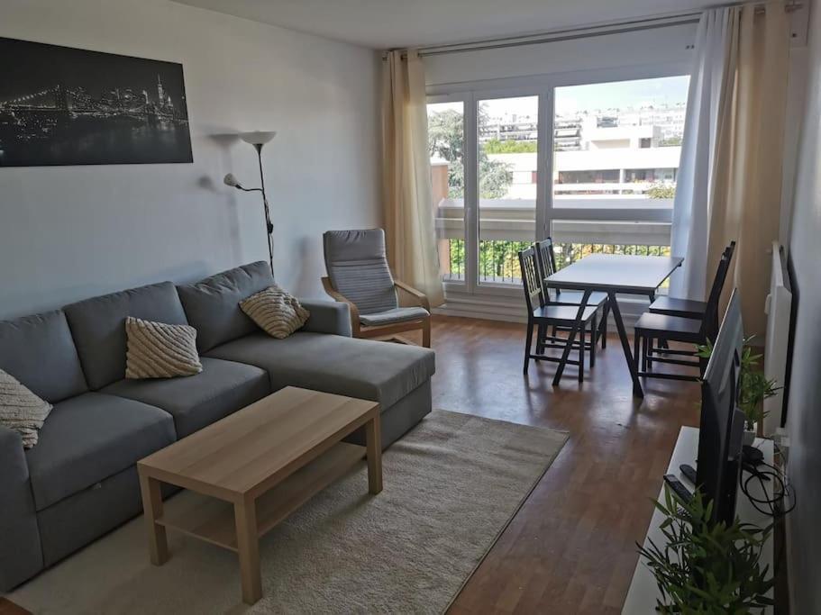 F3 Compose De 2 Grands Lits Et 1 Grand Canape Lit Apartment Courcouronnes